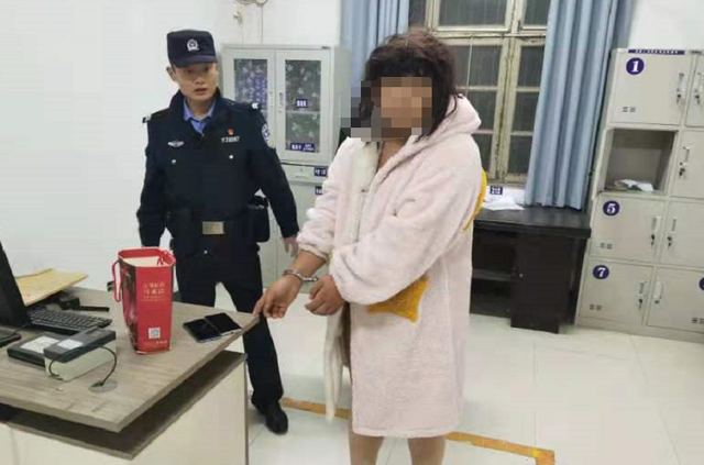 男扮女装偷拍女浴池被大妈怒锤 身穿粉色长外套戴假发
