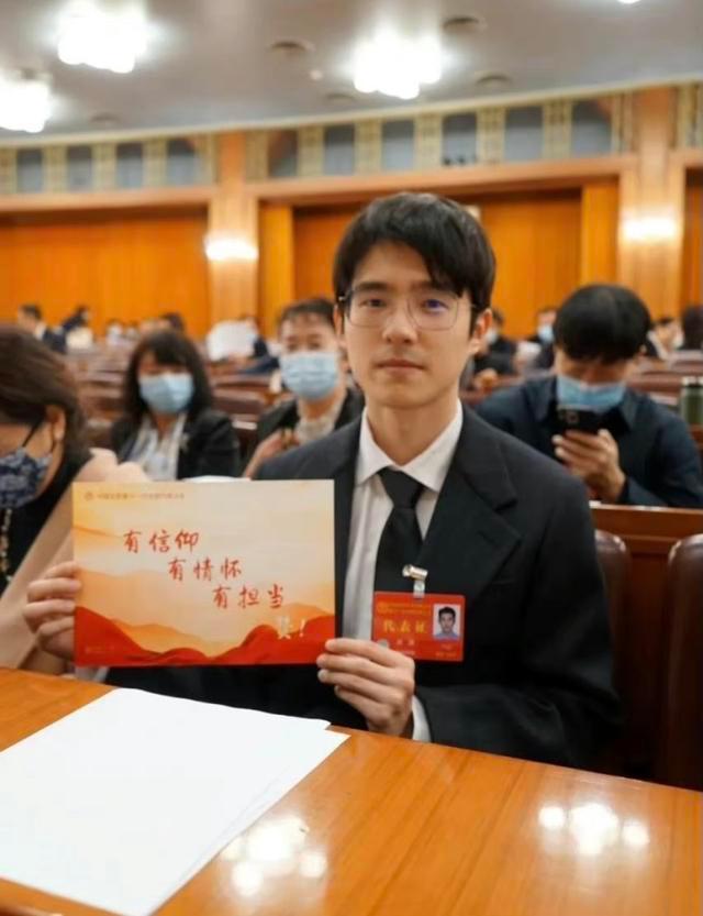 众演艺界人士晒文代会合影 沈腾的表情亮了