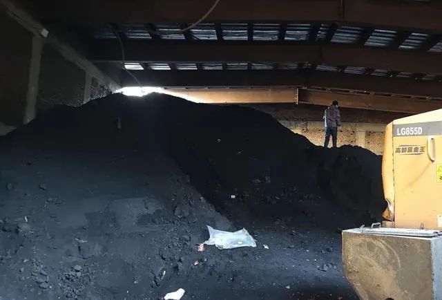 黑煤窑内的临时仓库，案发时依然堆有近百吨煤。图源：新京报