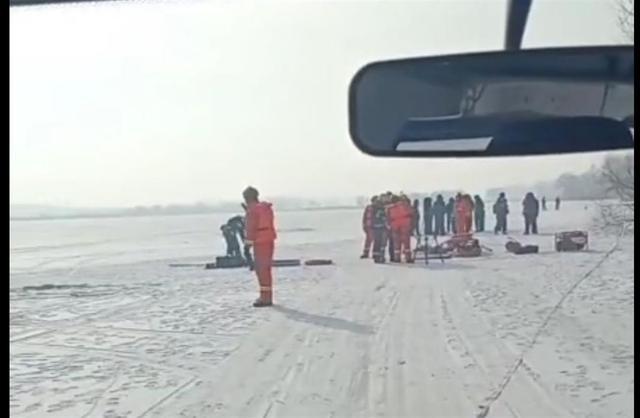 吉林一车压破冰层坠入水库 车上5人仅1人逃生 上完坟回来路上出事