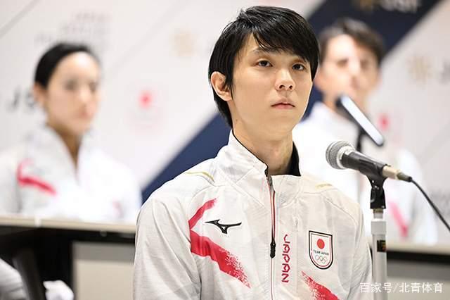 羽生结弦亮相花滑训练场 白衣黑裤帅气逼人！