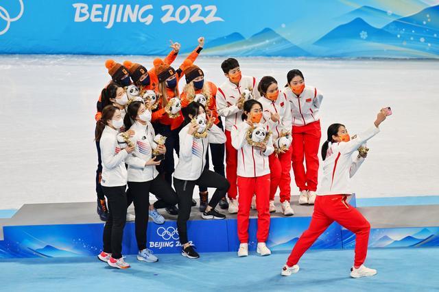 范可新赛后亲吻冰面:感谢祖国的强大