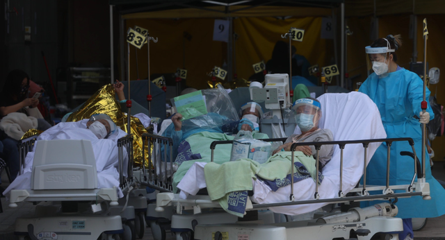 香港医院爆满 患者露天盖铝纸候诊 大批医护中招