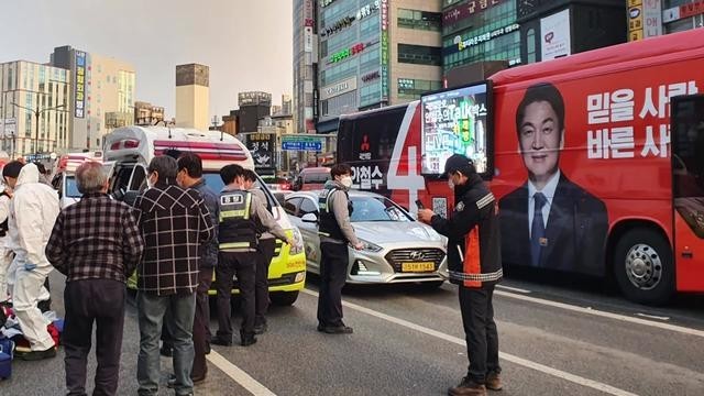 韩总统候选人竞选车上2人死亡 安哲秀暂停竞选活动