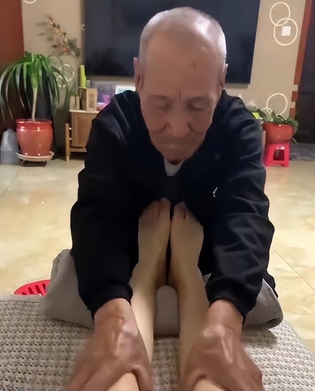 山东一89岁爷爷帮孕期孙女揉腿 视频画面引发争议