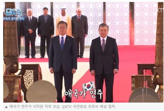 韩国新任总统尹锡悦向美国国旗敬礼