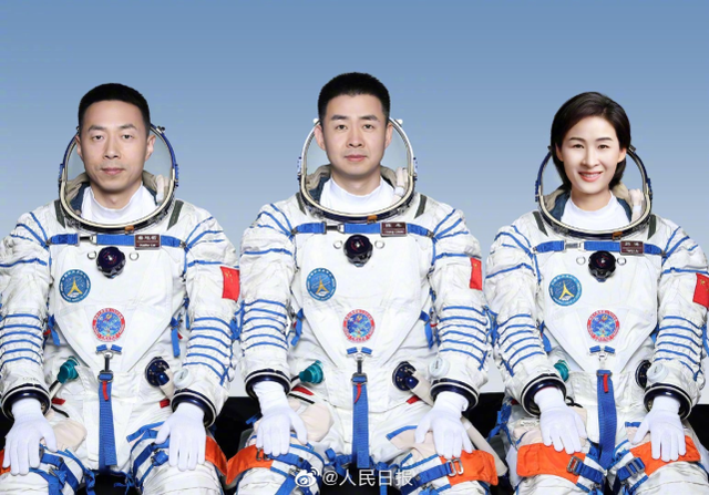 神十四航天员名单合影公布，中国首位飞天女航天员再登太空