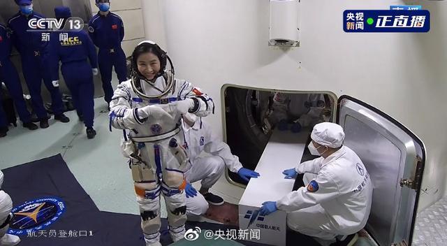 看刘洋进舱三连拍:挥手、敬礼、比心，为航天员打call！