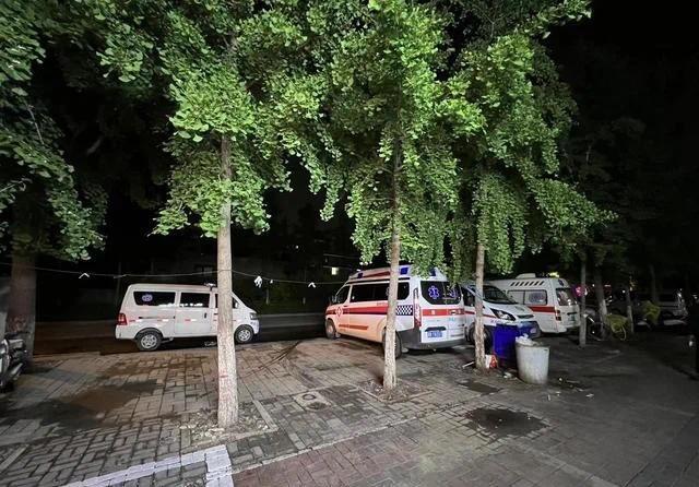 事发烧烤店附近仍停放多辆救护车
