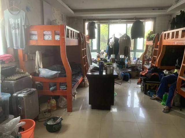上海一两室两厅居住22人 高低床塞满屋，乱到惊心！