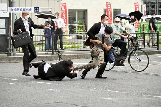 日本前首相安倍晋三胸部中枪 嫌疑人已被控制