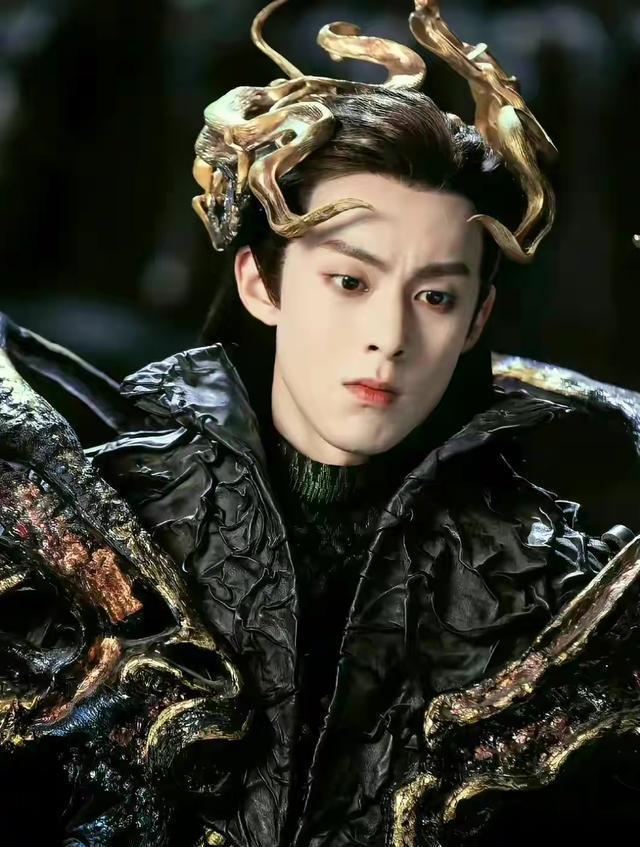 月尊大人在人间要遵守人间规则让助理代排队做核酸王鹤棣道歉3