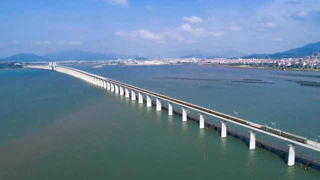 中国首条跨海高铁福厦高铁铺轨贯通 入列八纵八横