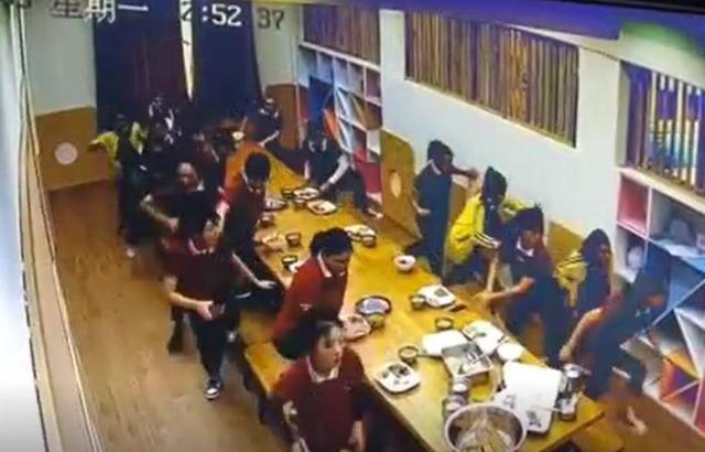 监拍“川藏第一桥”地震瞬间：汽车在晃动中驶过