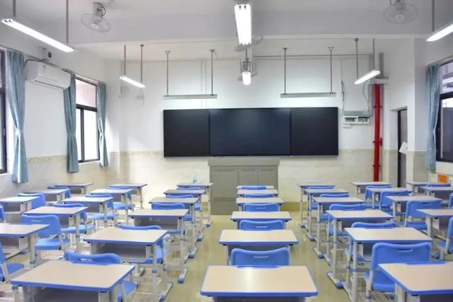 小学家委会收家长1.2万翻新教室，每个家长300块，被责令退还