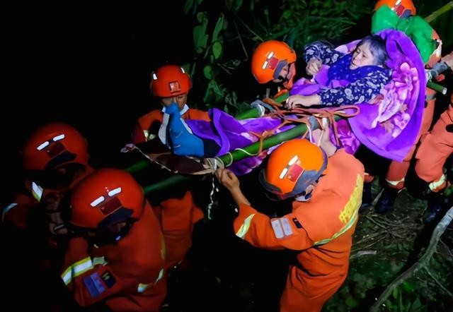 瀘定地震已致雅安34人遇難 12人失聯