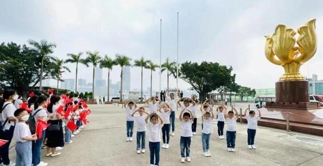 青少年儿童以手语舞庆中秋及迎国庆。