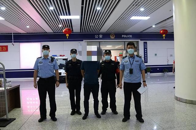 男子高铁站偷拍女生被抓现行 手指拍摄者让删视频