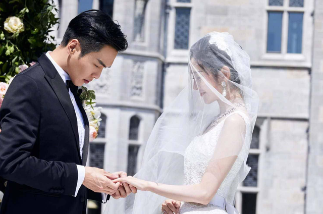 张若昀父亲成老赖，欠债千万有钱不还，已断绝关系，曾被儿子告上法庭