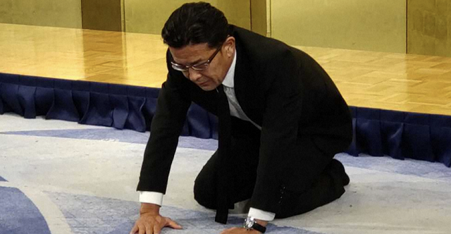 日政客“暴露日本人耻辱”之举后，赛事主办方下跪15秒道歉，引争议