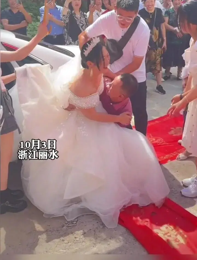 新娘回应14岁儿子抱自己出嫁：过好自己的日子不在乎别人看法