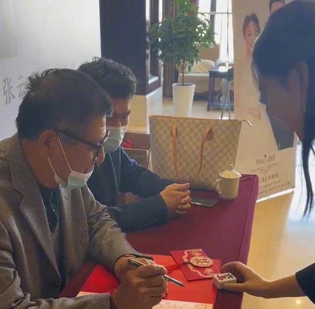 山东伴娘拿麻将六万随礼看懵记账大爷 为搞笑而已？