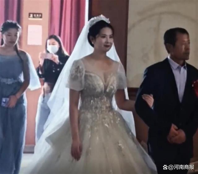 “国泰民安脸”新娘走红 嫁农村小伙 被赞最美新娘