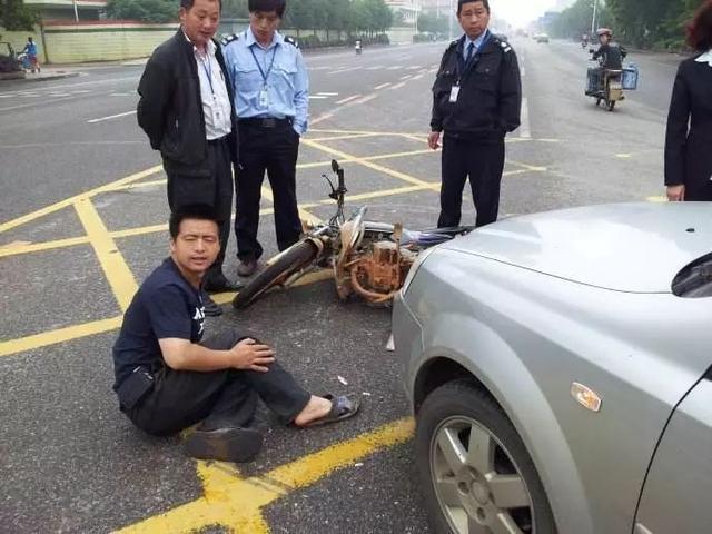 男子被领导羞辱后开车将其撞伤，一开始不承认谎称追尾