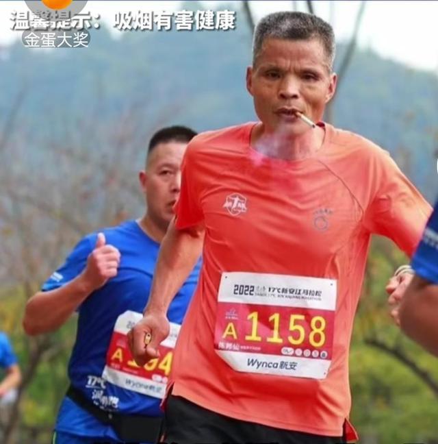 广州男子边抽烟边跑马拉松火到国外 这对他来说就是兴奋剂吧