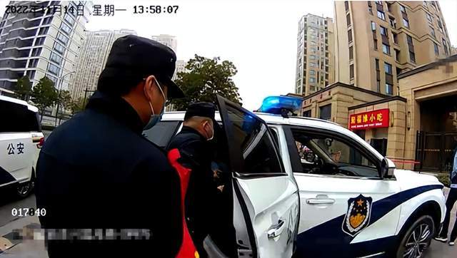 女子怀疑被骗486万元情绪几近崩溃 民警快速操作止付成功