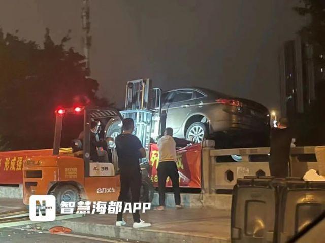 车位被占男子把占位车丢河里