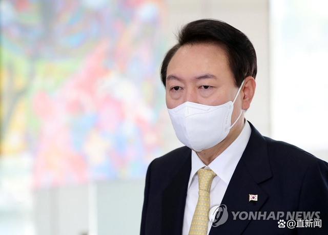 金正恩携女儿首次公开亮相 亲临试射场所并指导试射新型洲际弹道导弹