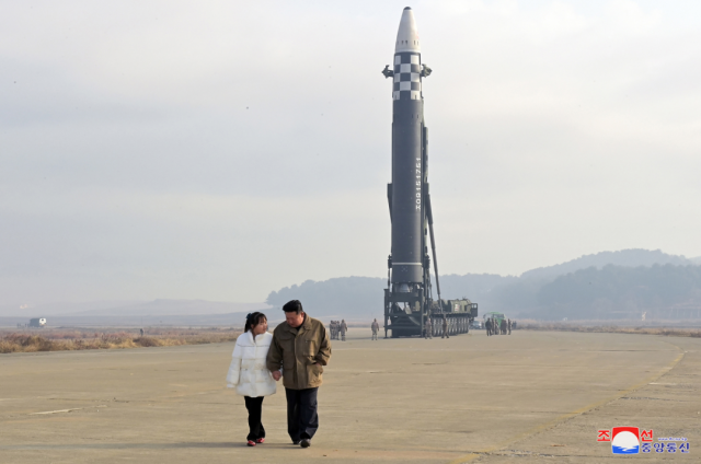 金正恩与试射导弹人员合影 女儿出镜