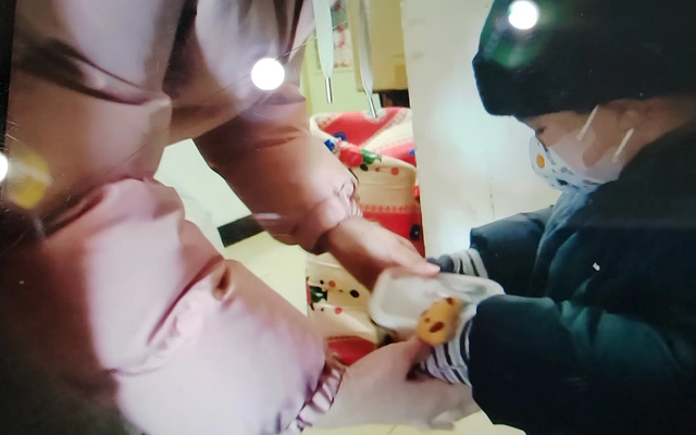疫情中的居民互助：把药送给最需要的人 爱可以传递出去