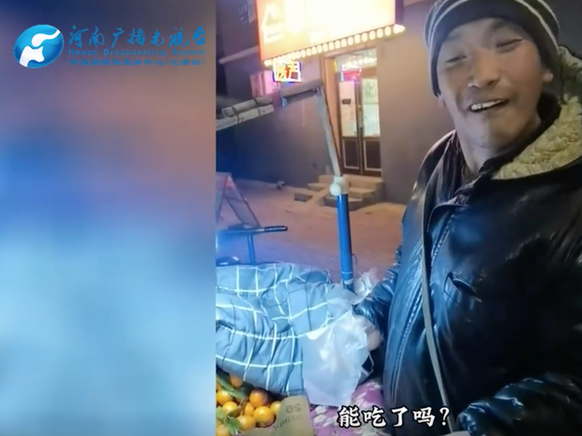 男子卖橘子以为城管来了，下意识反应令人心疼，小伙见状买了100元橘子