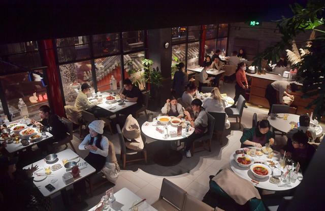 北京阳康持续上升，多家餐馆再现排队等位，预计元旦会更火爆