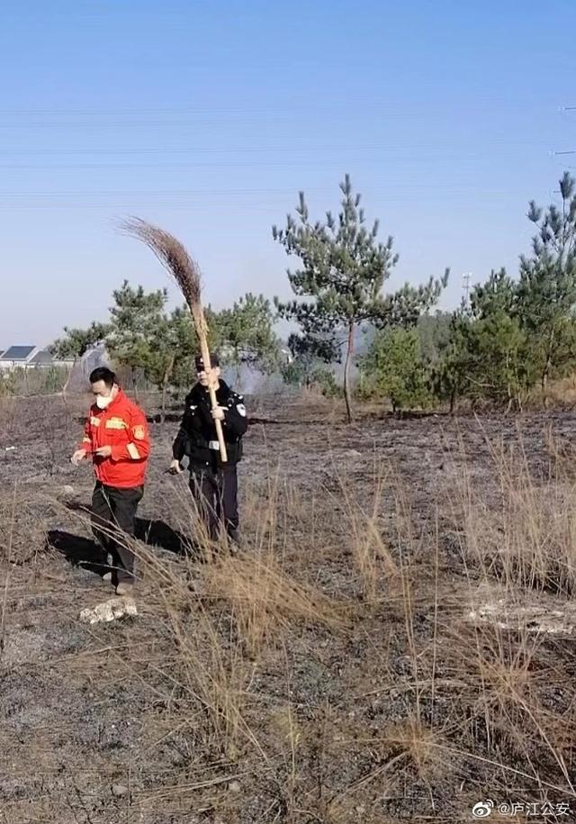 村民烧纸祭祖时起大风大片杂草被引燃 民警火速出击