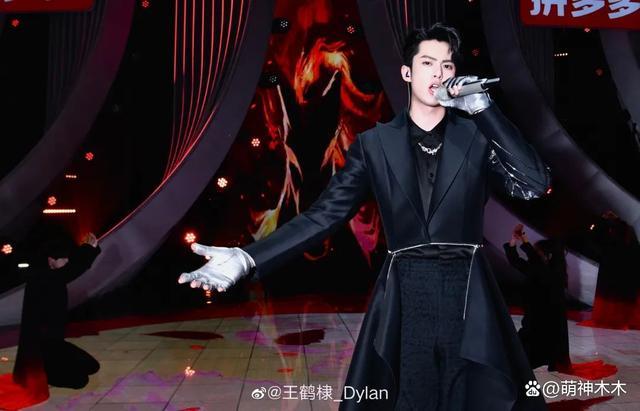 跨年晚会王鹤棣冲过去抱何炅 棣棣一定要成为何老师的骄傲啊