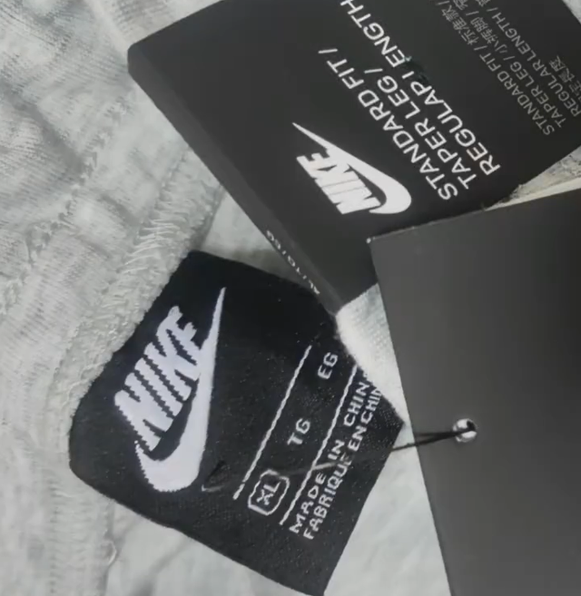 男子买到假NIKE举报店铺被送花圈 网友怒了:卖假货还理直气壮,太过分了!