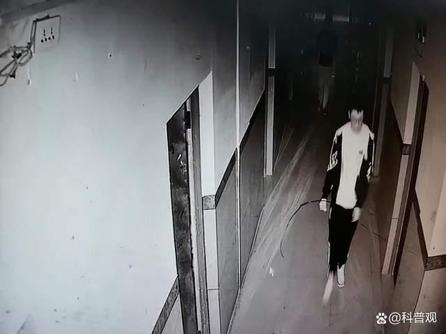 航拍分析胡鑫宇所在中学具体情况：现有信息指向胡鑫宇系自行离校了！