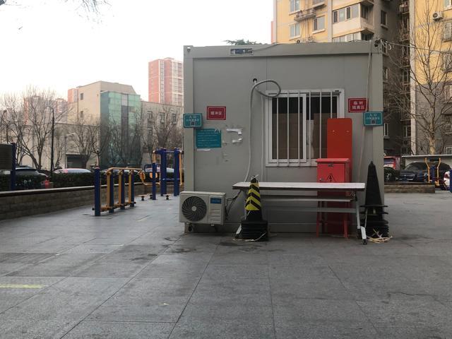 媒体:北京大量核酸采样亭街头废弃 孩子拿采样棒游戏