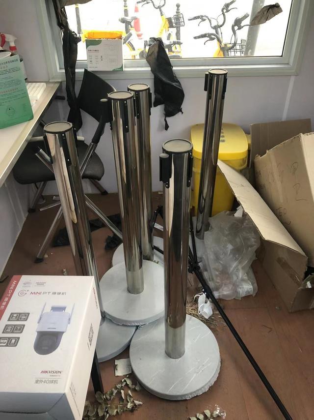 媒体:北京大量核酸采样亭街头废弃 孩子拿采样棒游戏