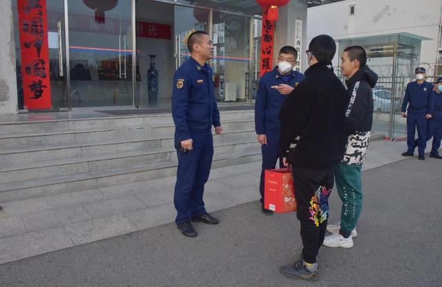 北京两名男孩连续9年春节“慰问”消防员，见证儿童到少年