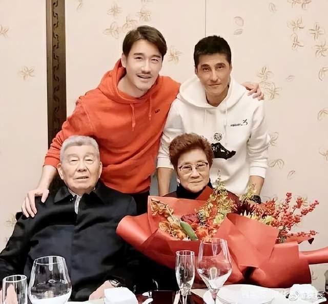 胡兵发讣告透露母亲因病去世：天堂没有病痛，妈妈一路走好！