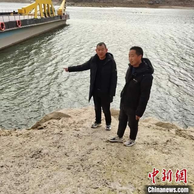 黄河三门峡段游客溺水：山西船员开橡皮艇拖着4名游客上岸