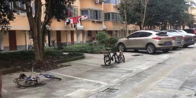 沪上居民抢车位板凳自行车齐上阵 用来抢车位的工具都很奇葩