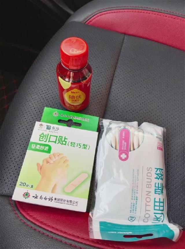 南宁动物园回应猩猩扔水瓶砸伤游客：猩猩正当防卫