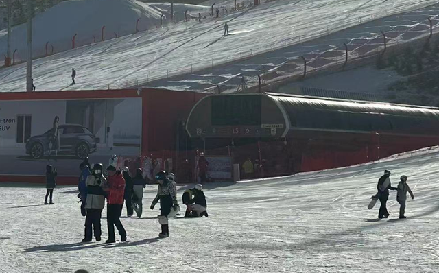 河北一滑雪场禁止游客教亲友滑雪 先学职业资格证