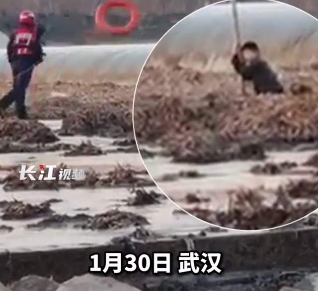 父子身陷泥潭父亲舍命托举儿子 只为捡一断线风筝
