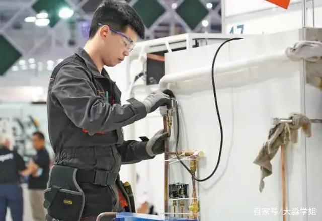 为何年轻人宁愿送快递也不进工厂 “看不上”这些？